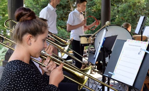 Młodzieżowa Orkiestra Dęta OSP Rędziny, Młodzieżowa Orkiestra Dęta Miasta i Gminy Przedbórz. Koncerty Letnie w Altanie (4 i 11 sierpnia 2019), fot. Zbigniew Burda