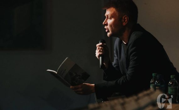 Mieszkanie Poezji. Spotkanie autorskie z Karolem Samselem (24 maja 2018), fot. Marcin Szczygieł