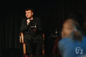 Mieszkanie Poezji. Spotkanie autorskie z Karolem Samselem (24 maja 2018), fot. Marcin Szczygieł