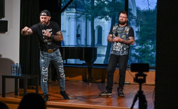 Jakub Ćwiek Maciej Lobo Linke Stand Up Comedy Częstochowa 2021 fot Łukasz Kolewiński