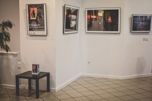 Pstrikailov Michał Krzyszkowski Wystawa fotografii ulicznej Sekretne życie polskich miast