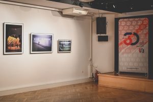 Pstrikailov Michał Krzyszkowski Wystawa fotografii ulicznej Sekretne życie polskich miast