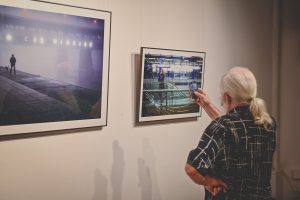 Pstrikailov Michał Krzyszkowski Wystawa fotografii ulicznej Sekretne życie polskich miast