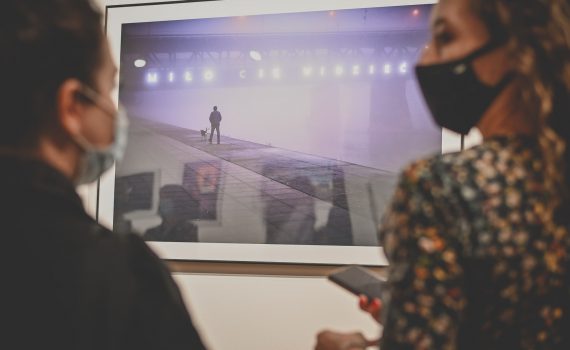 Pstrikailov Michał Krzyszkowski Wystawa fotografii ulicznej Sekretne życie polskich miast