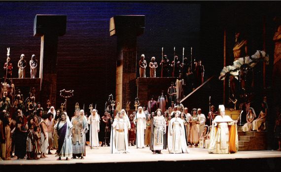 Aida Giuseppe Verdiego, scena tryumfalna z pokazu w Opera Pacific w 2006 roku