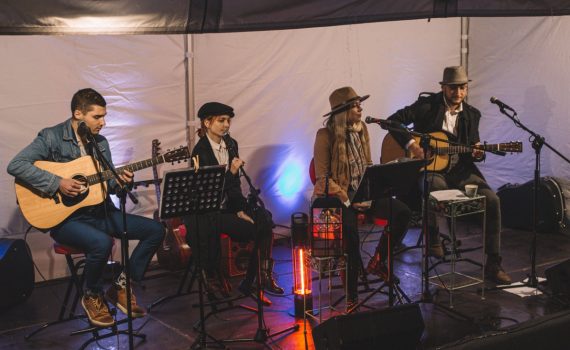 Zespół Aku Stick na scenie podczas koncertu