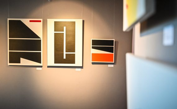 trzy obrazy abstrakcyjne Dagmary Dziewiątkowskiej