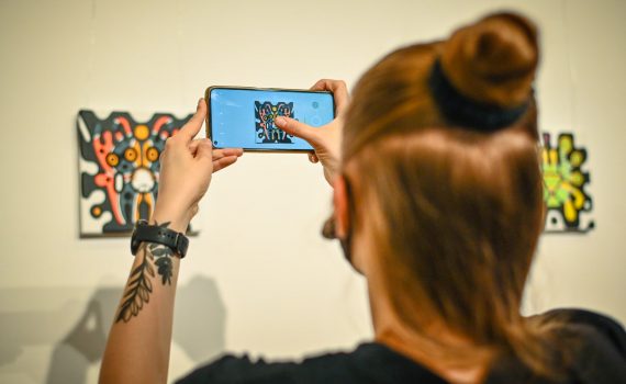 kobieta wykonująca fotografię telefonem