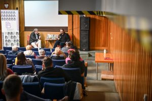 widownia w sali odczytowej biblioteki publicznej