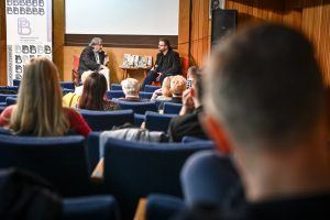 publiczność zgromadzona podczas spotkania autorskiego w bibliotece