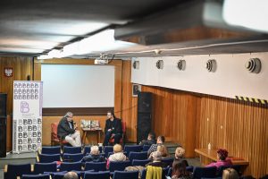 widownia w sali odczytowej biblioteki publicznej