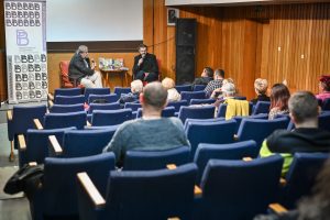 publiczność zgromadzona podczas spotkania autorskiego w bibliotece