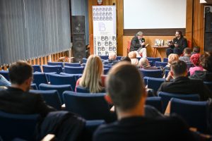 publiczność zgromadzona podczas spotkania autorskiego w bibliotece