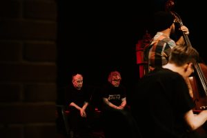 Marcin Świetlicki i Mariusz Czubaj podczas występu Zespołu Zgniłość