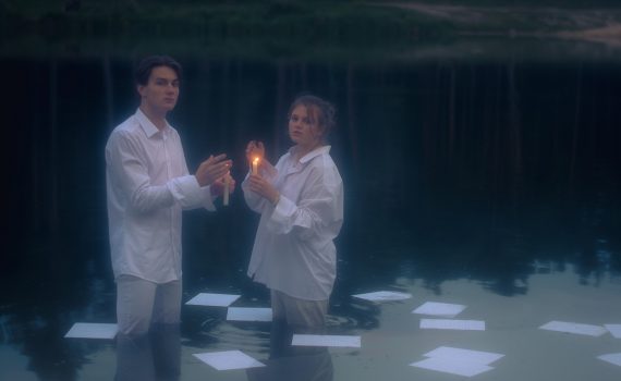 duet Blurred Pink dwoje młodych ludzi stojących po kolana w jeziorze