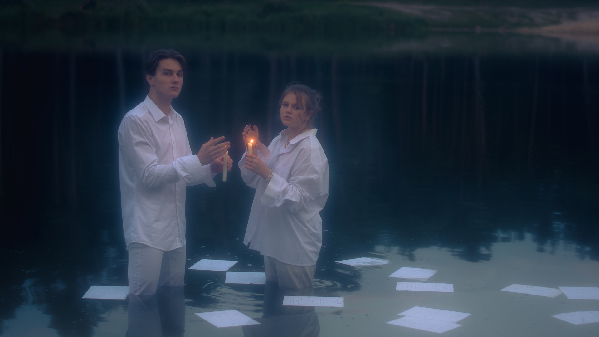duet Blurred Pink dwoje młodych ludzi stojących po kolana w jeziorze