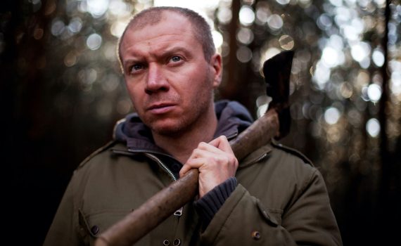 mężczyzna z siekierą na ramieniu Łukasz Jarosz