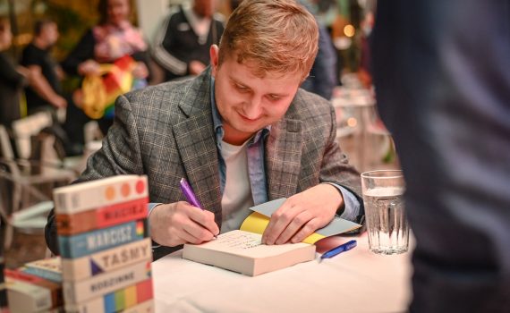 Maciej Marcisz podpisujący swoją książkę