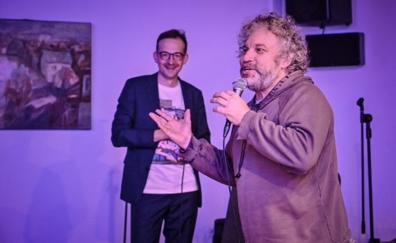 Mariusz Czubaj przemawiający przez mikrofon