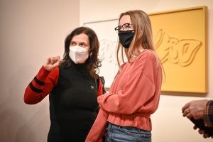 dwie kobiety oglądające wystawę artystyczną w galerii sztuki