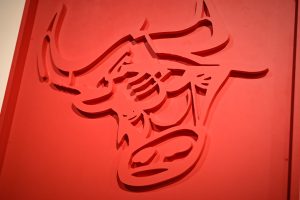 praca artystyczna przedstawiająca zmodyfikowany znak graficzny marki Chicago Bulls w kolorze czerwonyn