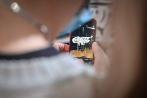 osoba wykonująca fotografię przy użyciu smartfona