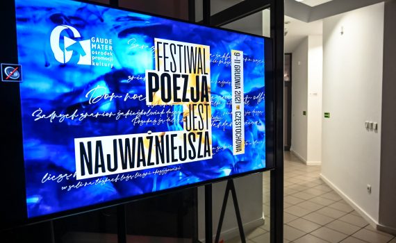 telewizor wyświetlający napis "festiwal poezja jest najważniejsza"