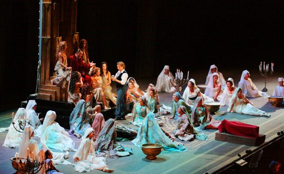 widowisko operowe, grupa tancerek i tancerzy w strojach na scenie