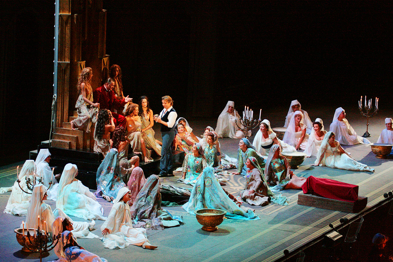widowisko operowe, grupa tancerek i tancerzy w strojach na scenie