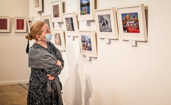 kobieta oglądająca wystawę fotografii