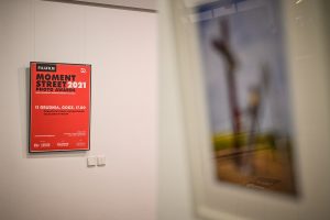 plakat informujący z napisem "Moment Street 2021 Photo Awards"