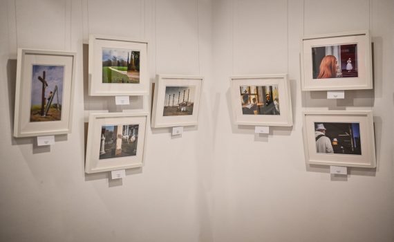 zbiór fotografii oprawionych w ramy zawieszonych na ścianie w galerii sztuki