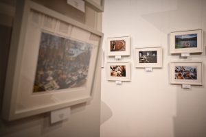 fotografie zawieszone na ścianie w galerii sztuki