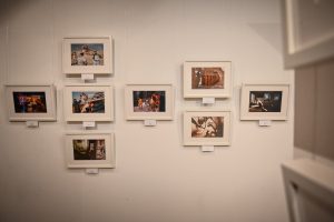 osiem fotografii powieszonych na ścianie w galerii sztuki