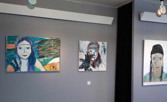 trzy obrazy na ścianie, każdy z nich przedstawia twarz kobiety