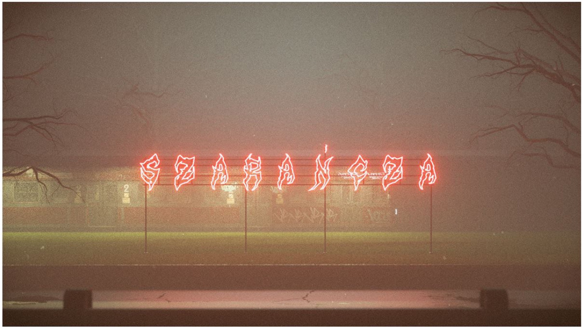 stacja kolejowa z czerwonym neonem z napisem "Szarańcza"