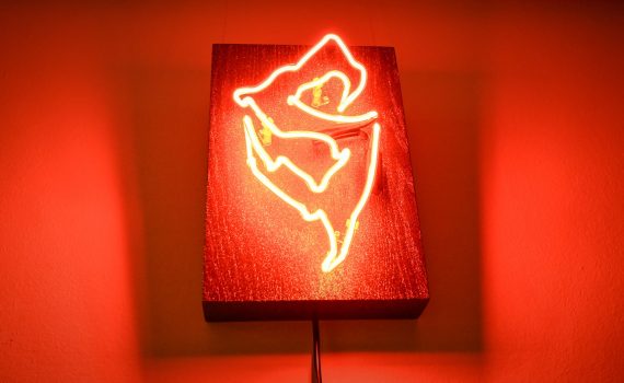 czerwony neon przedstawiający zniekształconą literę "S"