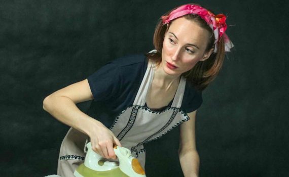 kobieta prasująca pranie