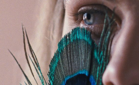 kobiece oko i pawie pióra kadr z filmu Metamorfoza ptaków