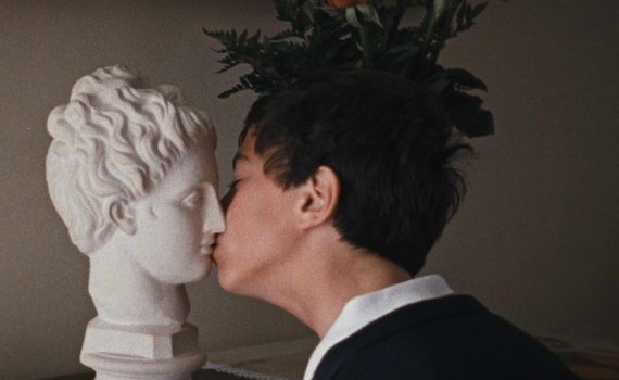 chłopiec całujący gliniany posążek kadr z filmu Metamorfoza ptaków reżyseria Catarina Vasconcelos