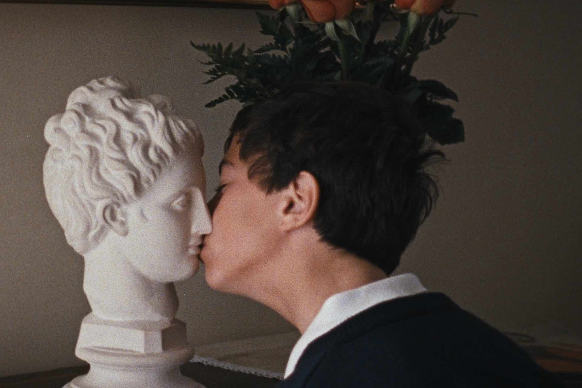 chłopiec całujący gliniany posążek kadr z filmu Metamorfoza ptaków reżyseria Catarina Vasconcelos