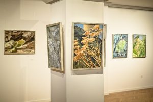 obrazy malarskie zawieszone na ścianie galerii sztuki