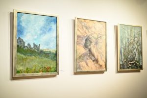 trzy obrazy malarstwie zawieszone na ścianie w galerii sztuki