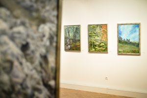 trzy obrazy malarstwie zawieszone na ścianie w galerii sztuki