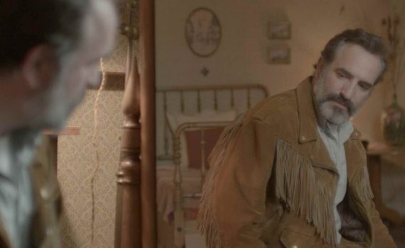 kadr z filmu Deerskin w reżyserii Quentina Dupieux