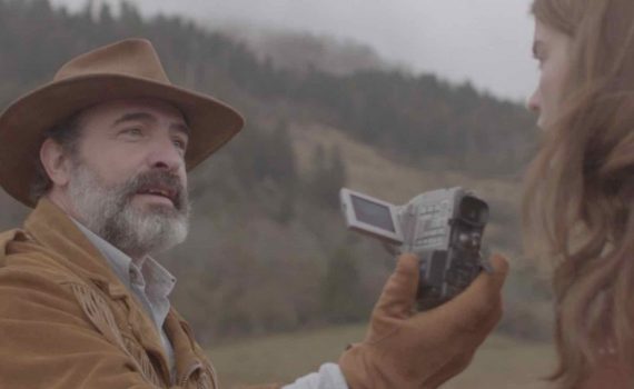 kadr z filmu Deerskin w reżyserii Quentina Dupieux