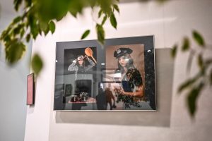 wystawa fotografii zdjęcia zawieszone w ramach na ścianie galerii sztuki