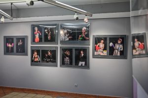 wystawa fotografii zdjęcia zawieszone w ramach na ścianie galerii sztuki
