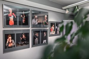 wystawa fotografii zdjęcia zawieszone w ramach na ścianie galerii sztuki