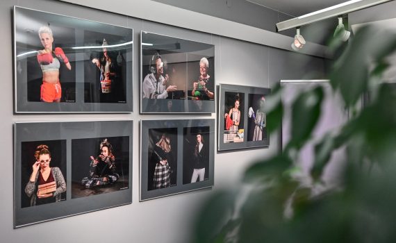 wystawa fotografii zdjęcia zawieszone w ramach na ścianie galerii sztuki